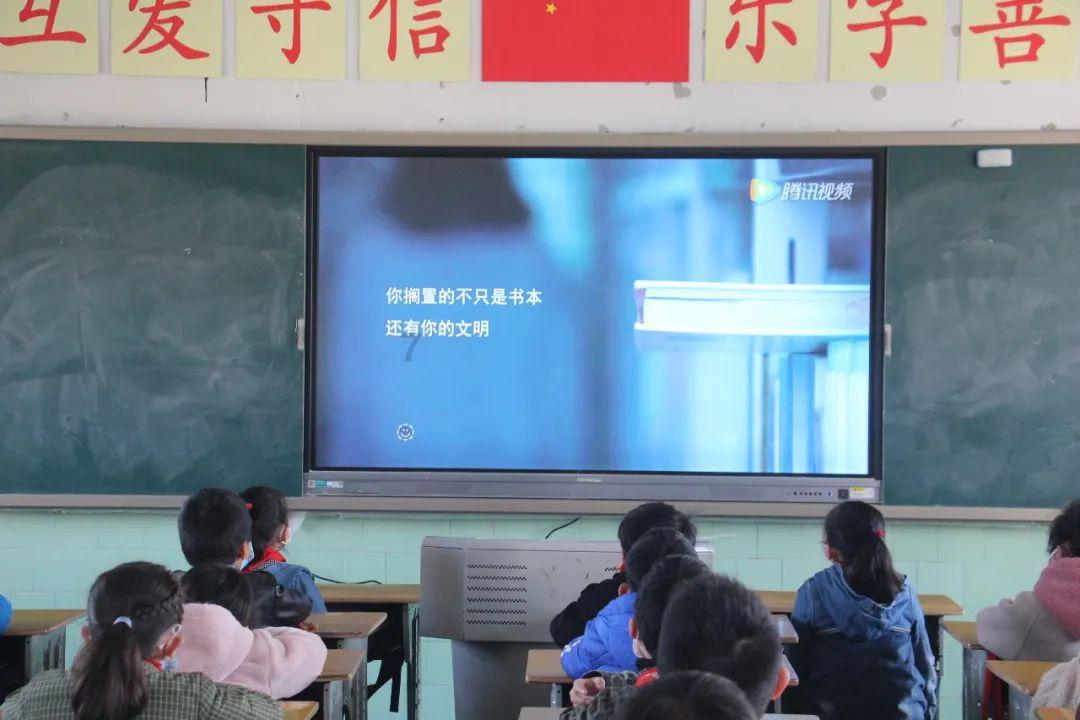 “我不嫌脏,就想帮帮你”,郑州学生雪天徒手帮环卫工装垃圾感动全网